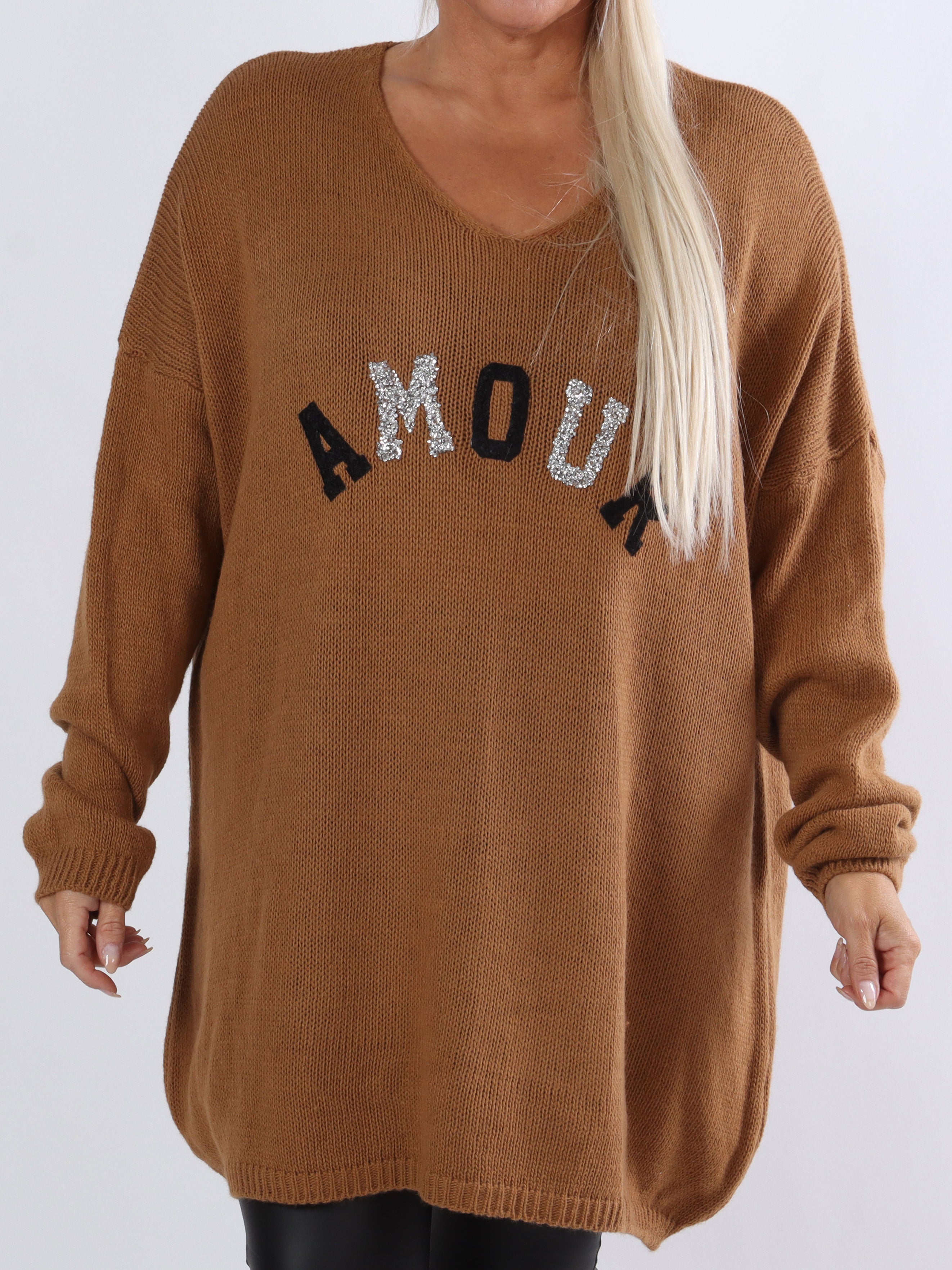 Ninna - Plus size strik med tekst stående foran